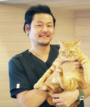 山本宗伸先生と愛猫カツオちゃんの写真